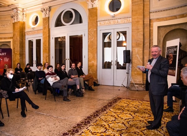 Il Vescovo di Padova incontra gli allievi dell'Accademia in vista de La passione di Cristo